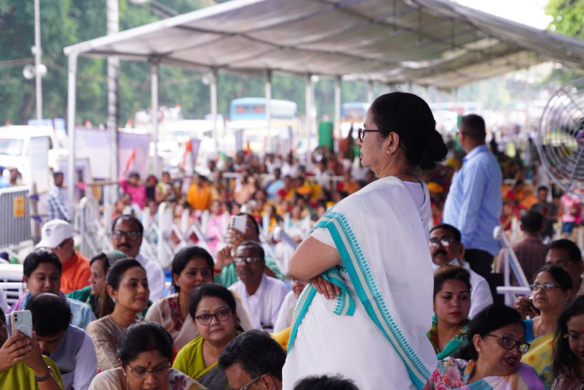TrinankurWBTMCP's tweet photo. মুখ্যমন্ত্রী মমতা বন্দ্যোপাধ্যায়ের দুই দিনের ধর্নার পরই রাজ্যের বকেয়া কিছুটা মেটালো কেন্দ্রীয় সরকার।

⏩ মিড ডে মিল খাতে দিল ৬৩৮ কোটি।
⏩ সমগ্র শিক্ষা মিশন খাতে দিল ৫৭৬ কোটি টাকা।
⏩ পঞ্চদশ অর্থ কমিশনের আওতায় গ্রামীণ উন্নয়ন (আবাস, সড়ক এবং পানীয় জল) খাতে দিল ৯৭৯ কোটি। https://t.co/uMW7JMk2vq