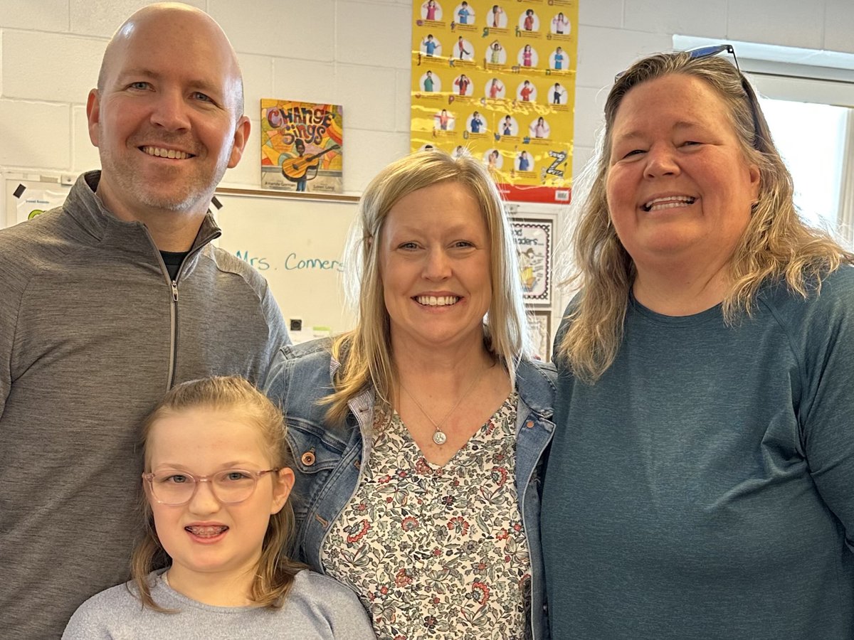 PartnershipPlan's tweet photo. Yesterday we stoped by Rutherford Elementary to give Lisa Conners a #PartnershipAward.  Lisa's infectious smile and amazing attitude make her the #worldsbestpara.  We are so proud to be able to honor her impact on students with this Partnership Award. https://t.co/oxA8BB3Hre
