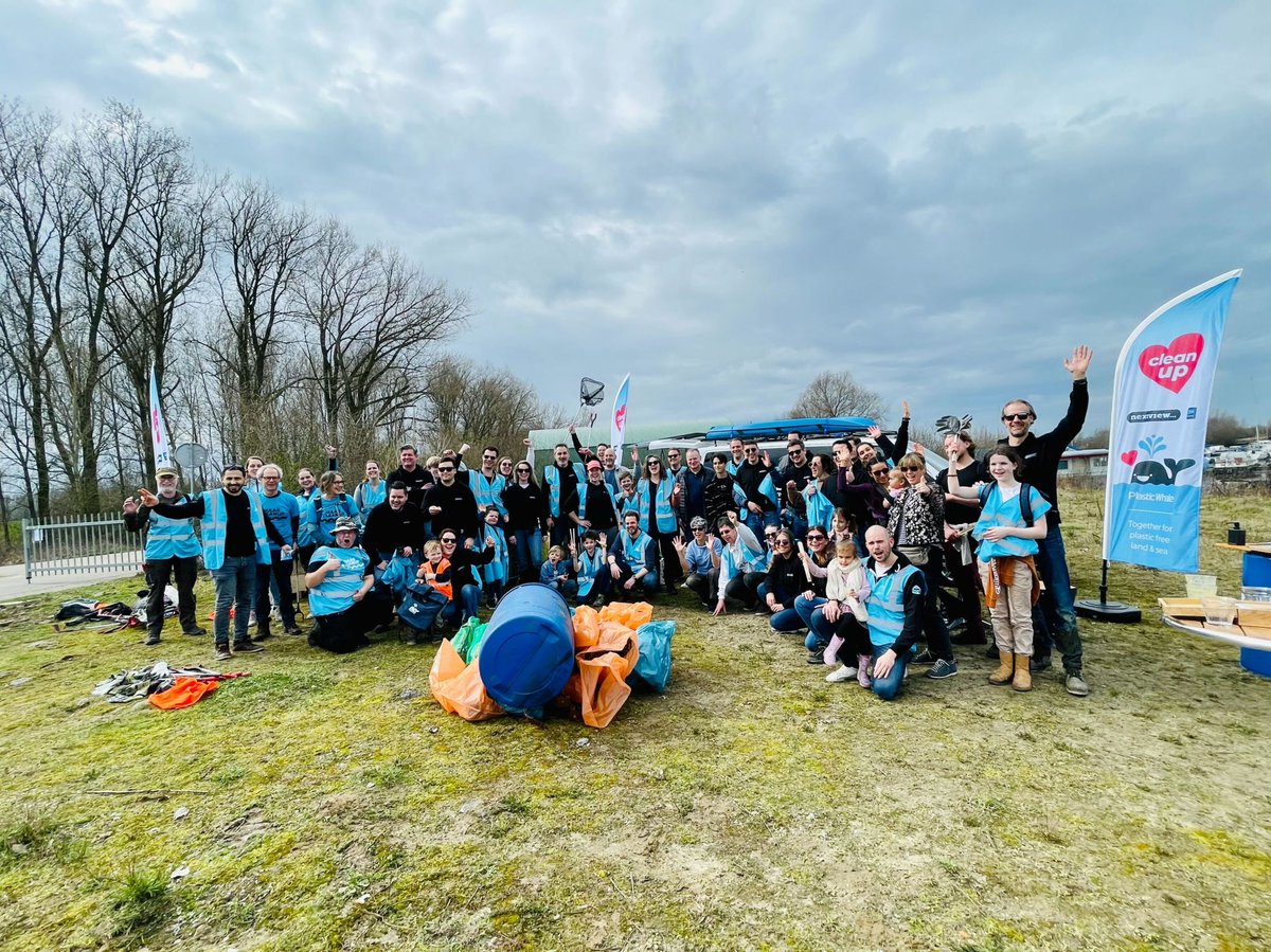 On Maas Cleanup Day, Salesforce Partner <a href="/NextViewHQ/">Nextview Consulting</a> joined over 10,000 volunteers in the Netherlands and Belgium to clean up the riverbanks with Plastic Whale. 🐋

Show us how you are making a difference in your community and take the #PledgeForImpact: sforce.co/3FR6gVF.