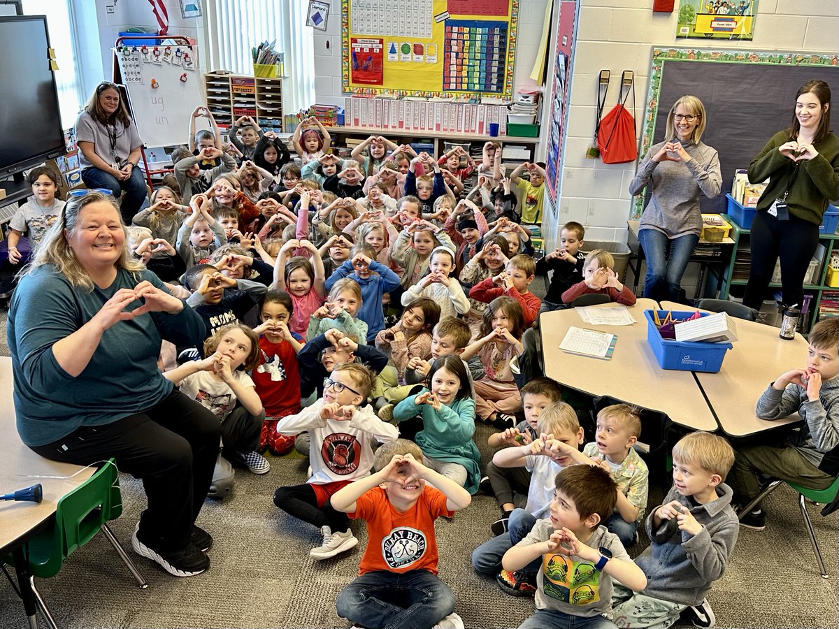 PartnershipPlan's tweet photo. Yesterday we stoped by Rutherford Elementary to give Lisa Conners a #PartnershipAward.  Lisa's infectious smile and amazing attitude make her the #worldsbestpara.  We are so proud to be able to honor her impact on students with this Partnership Award. https://t.co/oxA8BB3Hre