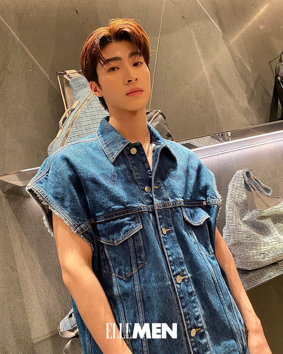 ElleMenThailand's tweet photo. บลู-พงศ์ถิวัตถ์ @bluepongtiwat_ ในโททัลลุคจาก @givenchy คอลเล็กชั่น Spring/Summer 2023 เป็นไอเดียสำหรับหน้าร้อนแบบสายสตรีต! ชาว ELLE MEN คิดอย่างไรลุคสตรีตกลิ่นอายยุค 90s ของคอลเล็กชั่นนี้?
#ELLEMENreports
#ELLEMENthailand
#Givenchy
#GivenchySS23
#BluePongtiwat https://t.co/lNKiDjbmDk