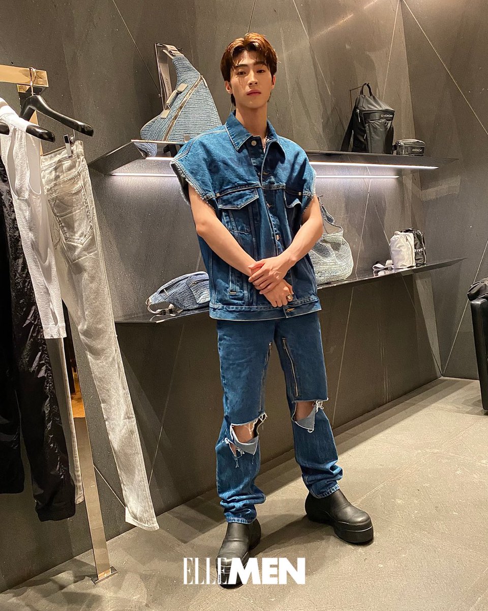ElleMenThailand's tweet photo. บลู-พงศ์ถิวัตถ์ @bluepongtiwat_ ในโททัลลุคจาก @givenchy คอลเล็กชั่น Spring/Summer 2023 เป็นไอเดียสำหรับหน้าร้อนแบบสายสตรีต! ชาว ELLE MEN คิดอย่างไรลุคสตรีตกลิ่นอายยุค 90s ของคอลเล็กชั่นนี้?
#ELLEMENreports
#ELLEMENthailand
#Givenchy
#GivenchySS23
#BluePongtiwat https://t.co/lNKiDjbmDk