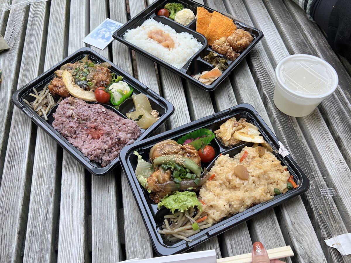 昨日は電車で涙が止まらなくなるほどメンタルボロボロ(春の病)だったんだけど、

痺れる納期の絵を無事終えて、お花見もしたら、黄泉の国からセロトニンが帰ってきた🌸 https://t.co/hHjmogKG2r