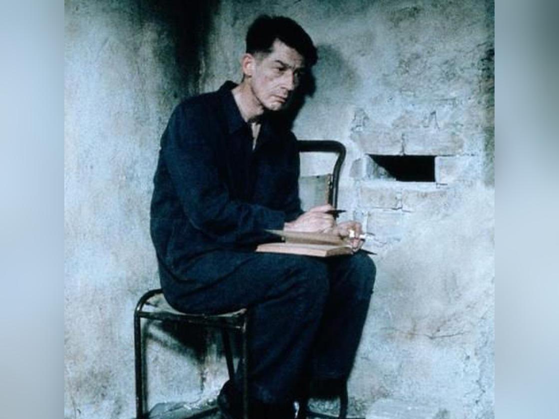 Roybattyforever's tweet photo. Hoy hace 39 años que Winston Smith comenzó su diario no autorizado.

“1984” https://t.co/3Lz7DcmvHl