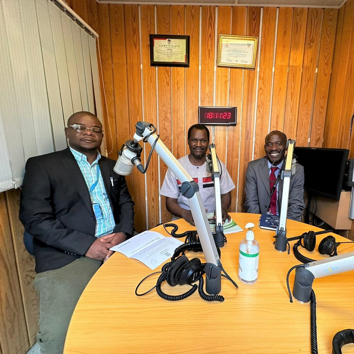 FAOSouthSudan's tweet photo. Our Rep @maloguna with @mafs_ss Undersecretary & @UNOPSSouthSudan on @RadioMiraya speaking about our visit to Bor with @WorldBank regional VP.
Together with gov't, @FAO is building resilience among food producers & supporting communities to build roads, giving access to markets. https://t.co/vQg8Mv9NWr