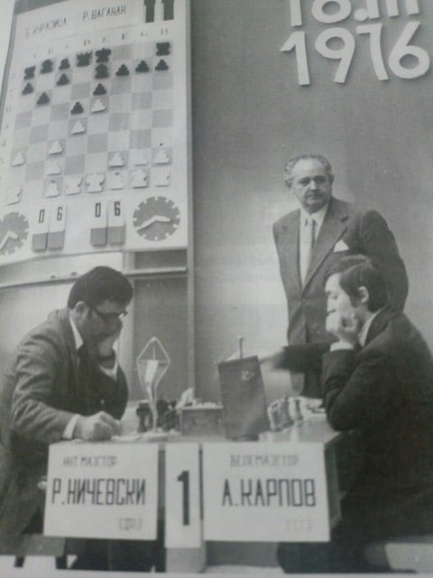 Денес во разговор се потсетив на легендарниот интернационален мајстор Ристо Ничевски. Почина исклучително шаховски во Ереван, 1996 година коментирајќи ја Шаховската Олимпијада.
Во прилог е линк од неговата партија против Боби Фишер во Скопје, 1967. 
chessgames.com/perl/chessgame…