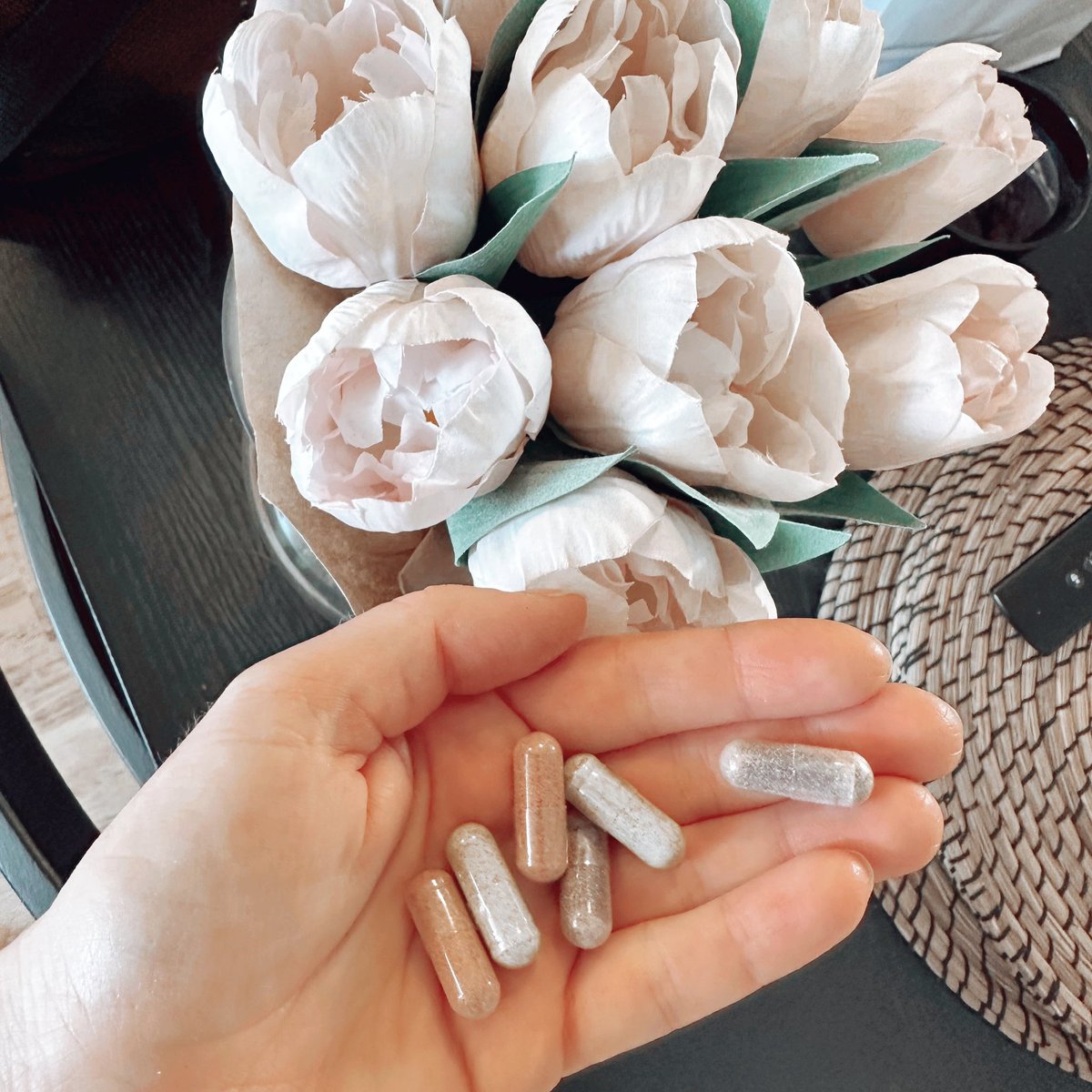 EllieMyhill's tweet photo. 𝐒𝐚𝐯𝐢𝐧𝐠 𝐌𝐞 𝐎𝐧𝐜𝐞 𝐀𝐠𝐚𝐢𝐧 😚
My shakes are always saving me from being a breakfast skipper 🤪 

I can just grab my honey 🍯 bear 🐻 shake, take my capsules and before I know it I have had over 47 varieties of fruit 🍎🍌 and veg 🥬🥕 

Road 🚗 trip let’s do this 😍❤️🙌 https://t.co/5PbUhdiNR2