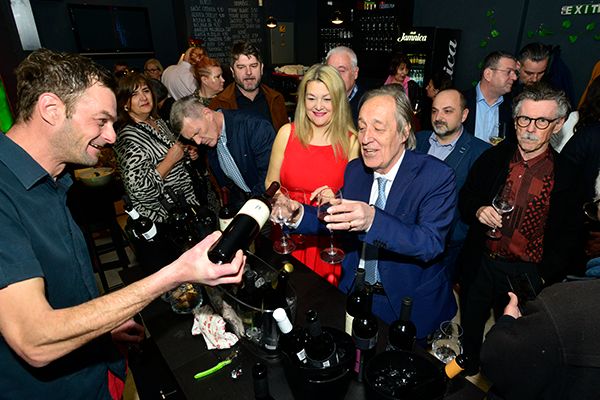 famazg's tweet photo. Istarska vina na proslavi Zajednice Talijana #vino #wine #wines #diWine #Zagreb #Hrvatska
https://t.co/PUNuxeYpLS https://t.co/w7Zg7k9zhn