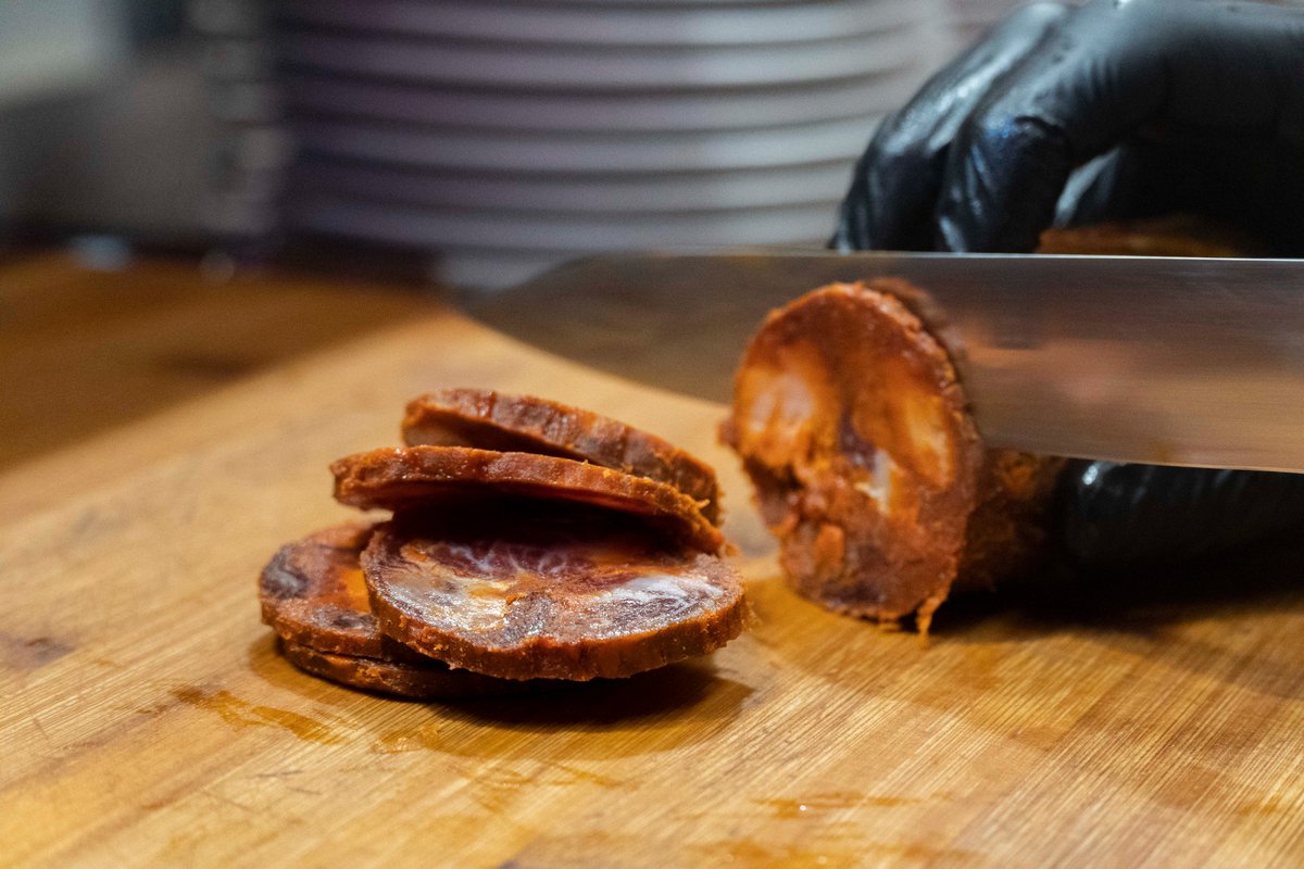 Jamon_EveryBody's tweet photo. Comienza el martes en #jamoneverybody con una degustación de este exquisito chorizo 100% ibérico de bellota de Emilio Díaz. ¿Qué nos dices? ¿Te apetece? 👌🏻.

¡Te esperamos!. Siempre con el mejor producto, servicio y atención 🐽🔪. https://t.co/RJXVlhMGHi