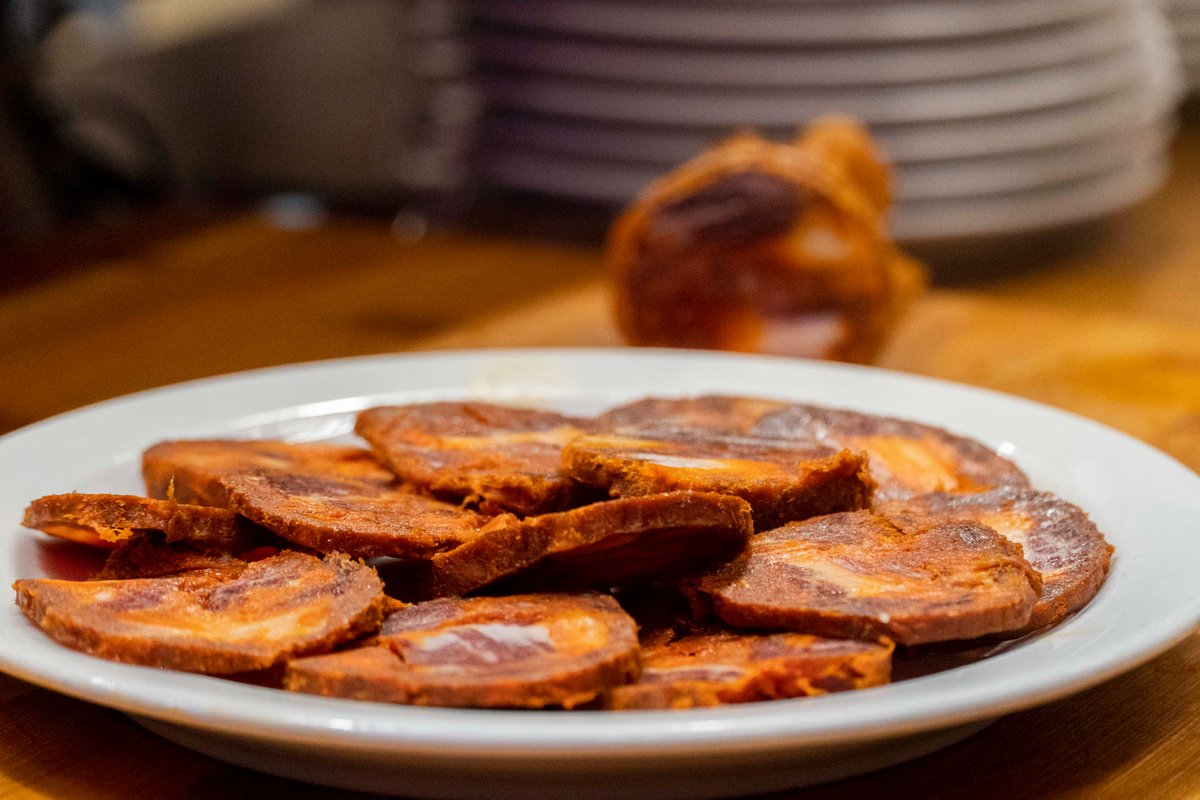 Jamon_EveryBody's tweet photo. Comienza el martes en #jamoneverybody con una degustación de este exquisito chorizo 100% ibérico de bellota de Emilio Díaz. ¿Qué nos dices? ¿Te apetece? 👌🏻.

¡Te esperamos!. Siempre con el mejor producto, servicio y atención 🐽🔪. https://t.co/RJXVlhMGHi