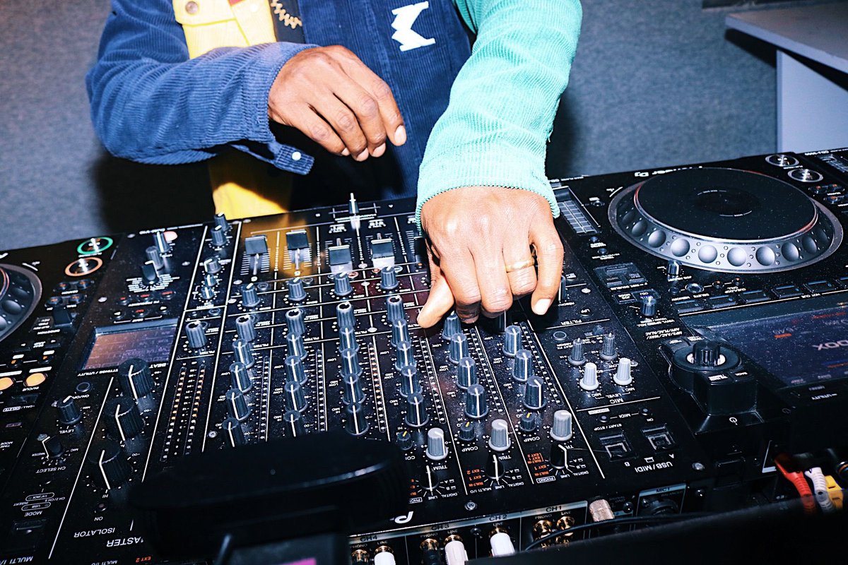 TheBangBangTV's tweet photo. @TheBangBangTV x @FLEXFMUK 

@DJ_JDen - Link in bio to listen back

📸 @Ajriine https://t.co/iHe7veeG64