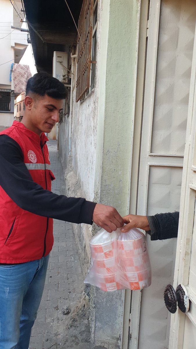 damla_sanliurfa's tweet photo. Sofradan kalbe projesi 5.Gününde tüm hızıyla devam ediyor.🤩
Damla Şanlıurfa ailesi olarak sıcak yemekleri ulaştırıp ailelerin gönüllerine dokunuyor,arada da çocukların yüzlerine tebessüm çiziyor.🥳💦
#sofradankalbe
#damlaşanlıurfa💦 #gönüllü #genç
#volunteer
@DamlaVolunteers https://t.co/ldfJxYcpvR