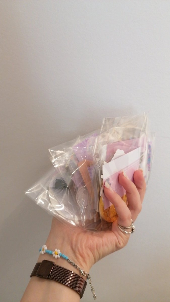 xstarrytrades's tweet photo. @96sooyoungs and me are taking some freebies along while scouting Berlin
Lucky people get them, the remainders will be distributed randomly in GOs 🤗 https://t.co/2Y7lh4Wz4W