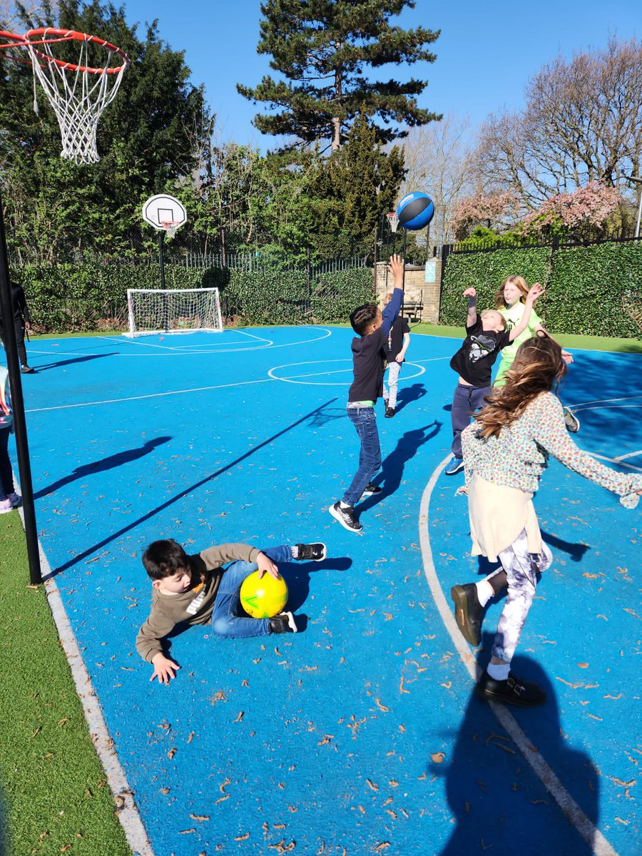 HPA_Philip_Lane's tweet image. Our holiday WRAPZ family are enjoying their exercise session with our PE teacher Mr Williams this morning. @HarrisFed #HPAPLWrapz