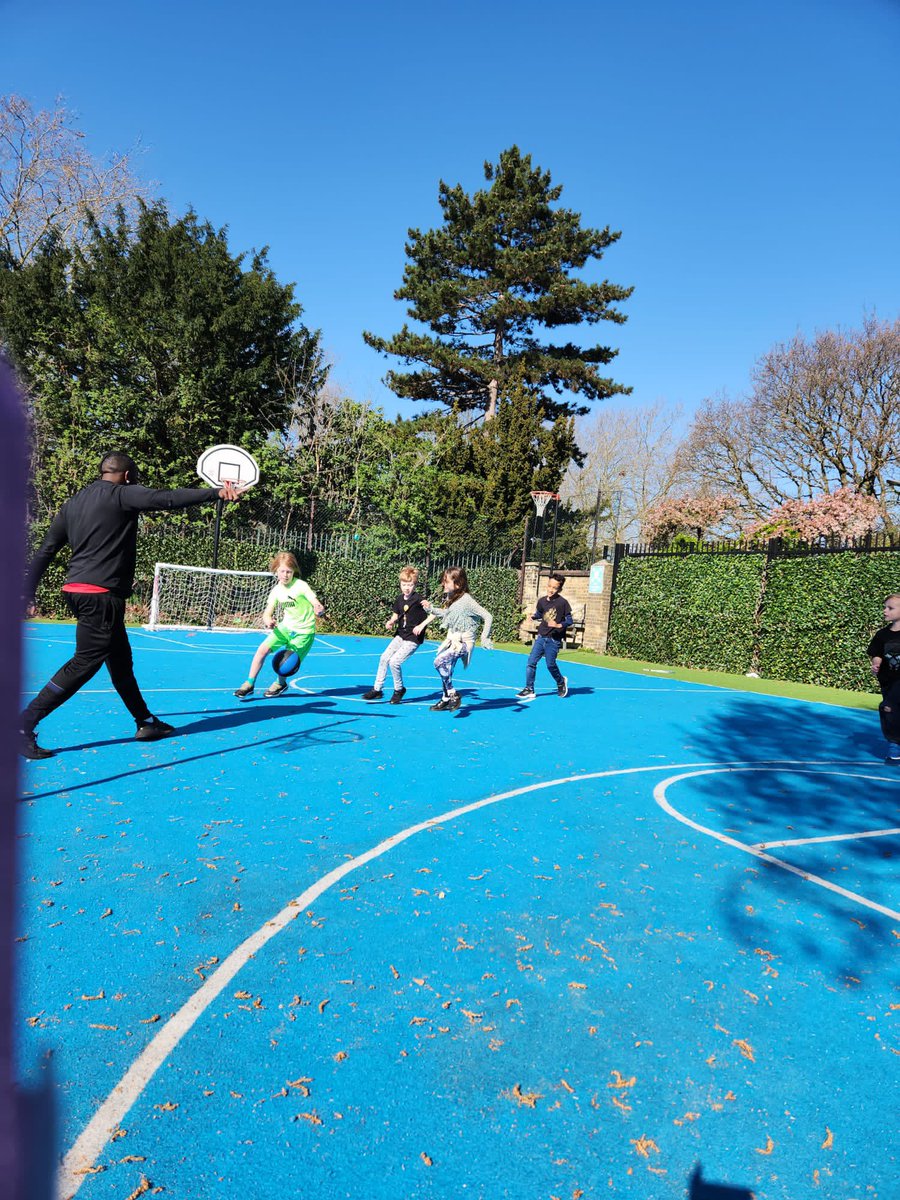HPA_Philip_Lane's tweet image. Our holiday WRAPZ family are enjoying their exercise session with our PE teacher Mr Williams this morning. @HarrisFed #HPAPLWrapz