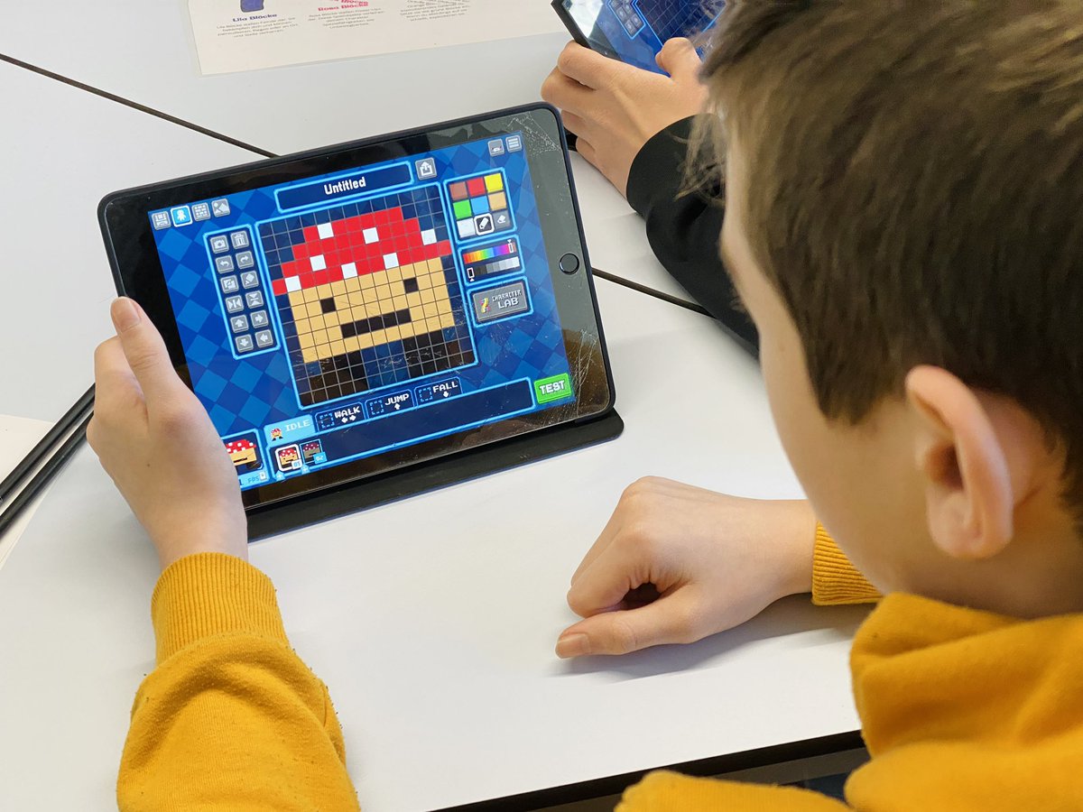 #Games, Games, Games: Aber nicht einfach zocken, sondern entwickeln! Für das <a href="/zdiNRW/">zdi.NRW</a> in #Leverkusen machen wir einen Game-Design-Workshop mit Jugendlichen. Nachdem die eigene Geschichte entwickelt wurde, sitzen alle fleißig am Character- und Level-Design. 🎮 #twlz