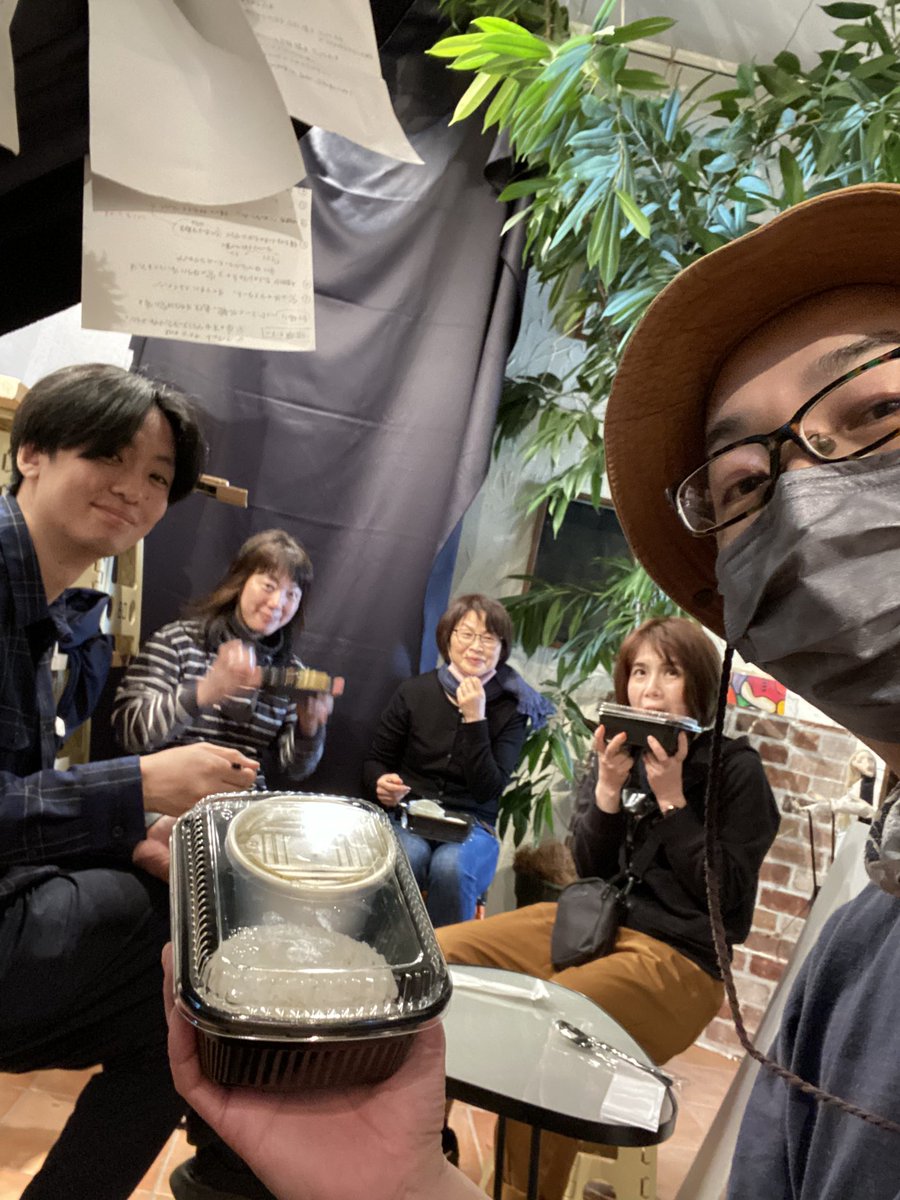 GallerySherpa's tweet photo. クランクアップ！
太宰治｢雪の夜の話｣のスピンオフ､無事に撮影が終了しました！
さぁ編集だー‼︎

ランチの写真と海獣テルー🦕
#人形劇 #ヨコハマヨリック
#太宰治 #雪の夜の話 https://t.co/vIHJatNobA