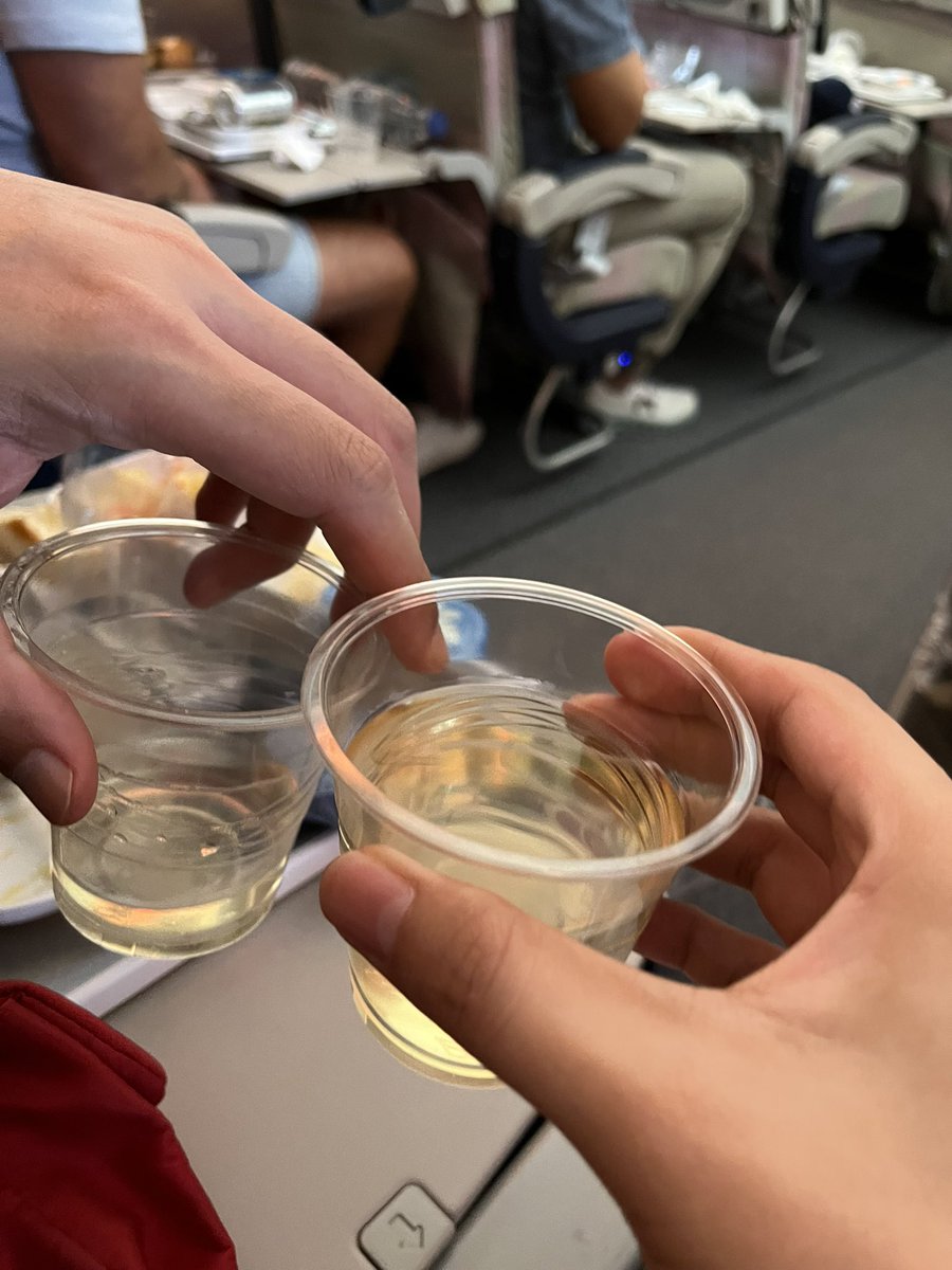 pongphoop's tweet photo. รีวิวข้าวของสายการบิน #Emirates ไฟล์ทจากไทยไปดูไบ เห็นก้อนเหลืองๆนั่นมั้ย มันคือข้าวเหนียวมะม่วง 5555 ได้แค่รสชาตินะที่เหมือน เนื้อสัมผัสคืออ๊วกเด็กชัดๆ แต่���ห้อภัยเพราะขอไวน์กินได้เรื่อยๆ กินเสร็จ หลับ คร่อกฟรี้ #รีวิวอาหารบนเครื่องบิน #รีวิว https://t.co/Yny9YO4sjo