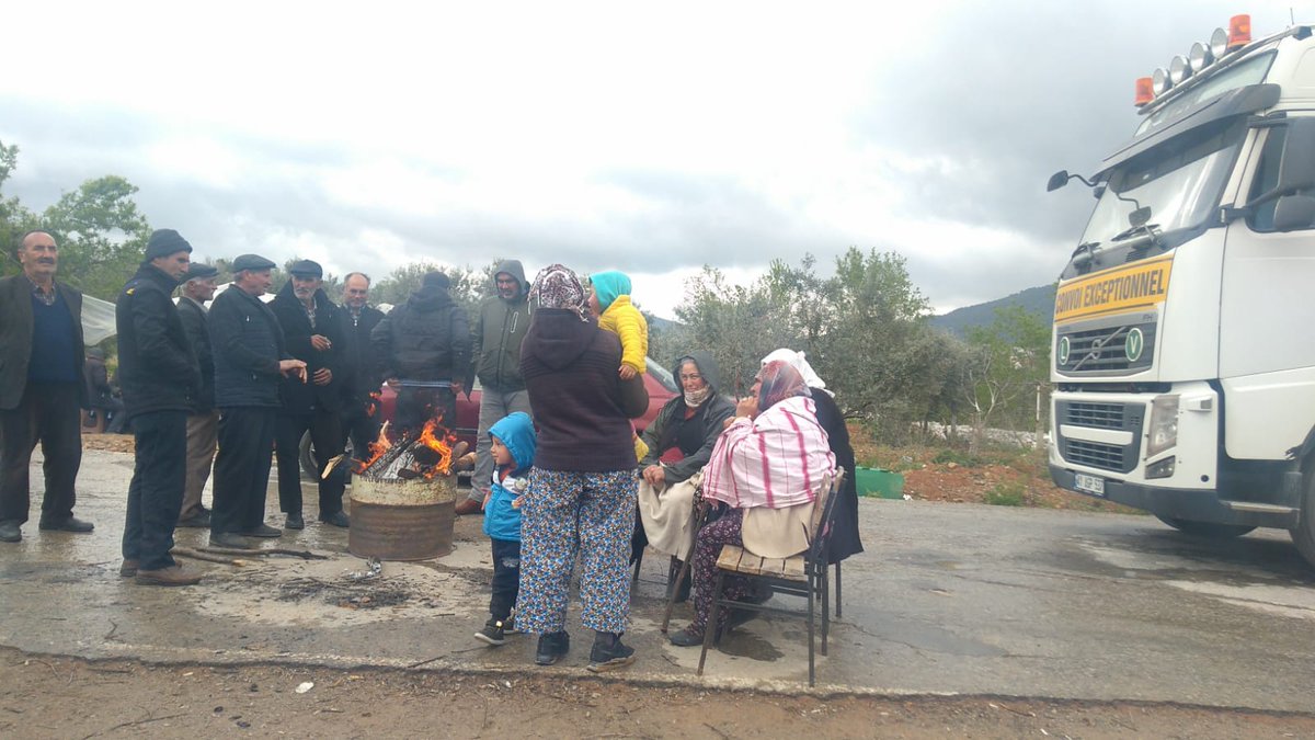Çimento fabrikasına karşı direnişimiz sürüyor .
Nöbetimizin 21.saatindeyiz 
Jandarmalar müdahale etmek için hazırlanıyor 
Destek bekliyoruz