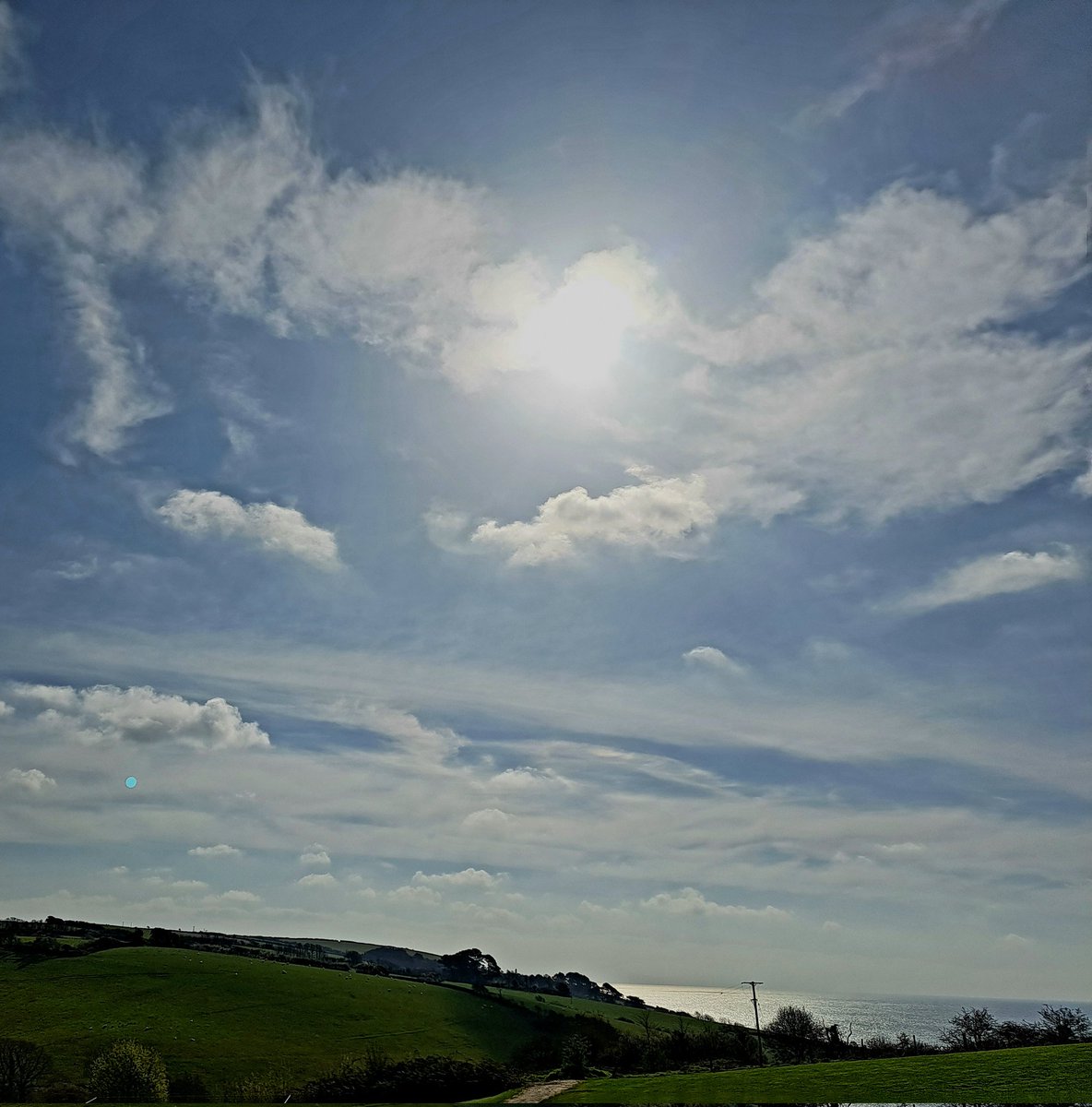 There be some real warmth in that sun today, and the wind has dropped. Beeeeeeeeeeaaaaaaaaaccccccccchhhhhhhhhh Day! #OffToTheBeach #TallandBay #Polperro #Cornwall #EasterBreak #FamilyTime #TeamHickman