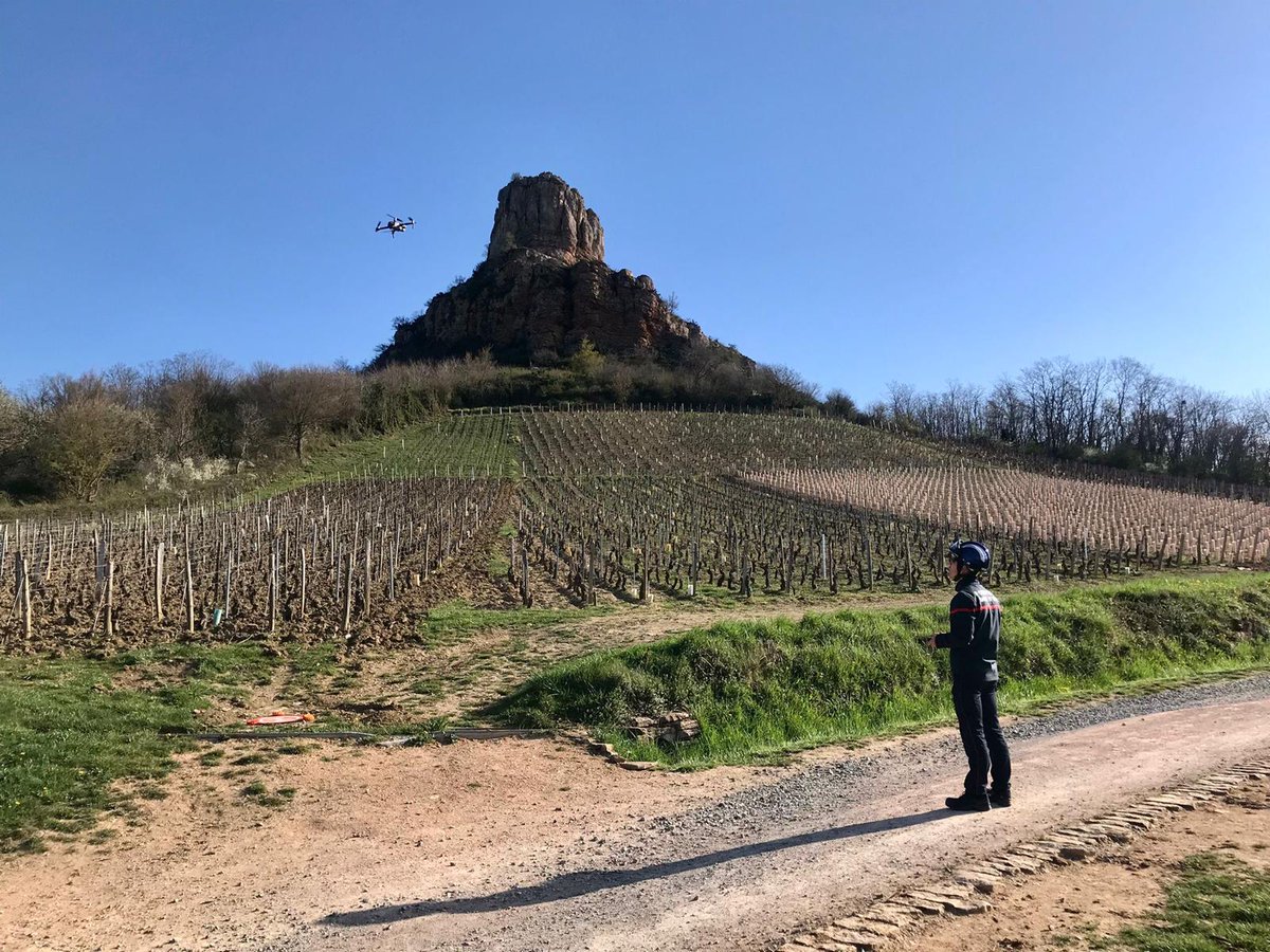 SDIS71's tweet photo. #DRONES | Fin de la formation initiale télépilote pour 4 sapeurs-#pompiers de @saoneetloire. 7 jours d'apport théorique &amp; mises en situation professionnelles en préparation de l'examen @DGAC. Bientôt 10 télépilotes drone certifiés au @SDIS71 !
📸@NicolasTitre @LouisMarieCap https://t.co/QpE1Ffk24I