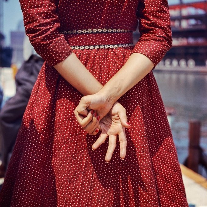 "Anda 
quítate el vestido, 
las flores y las trampas
ponte la desnuda violencia que recatas
y ven a mis brazos."
(Luis Eduardo Aute)

© Vivian Maier