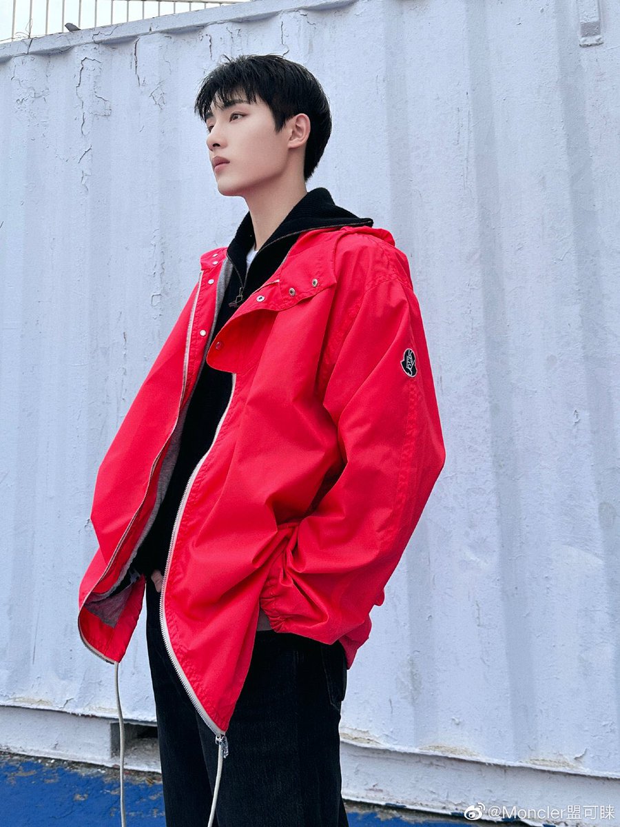 winwincIoud's tweet photo. 230404 MONCLER Weibo Post with #WINWIN 

#Moncler Friends
#Moncler Genius
伫立城市街角，憧憬梦之远航。
演员歌手@威神V_董思成_WINWIN 潮酷呈现Moncler X Alicia Keys联名系列，炙热红色唤醒内心热爱，超大廓形展现独到个性。朝气蓬勃，彰显飒然气场。 https://t.co/7RGOqwAIOA