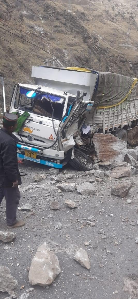 kyang_himalaya's tweet image. किन्नौर जिले के निचार ब्लॉक के अंतर्गत आने वाला परला काकस्थल पानवी की तरफ का क्षेत्र पर भूस्खलन हुआ है अभी थोड़ी देर पहले जिससे एनएच पुरी तरह से बंद हो गया है।
#kinnaur