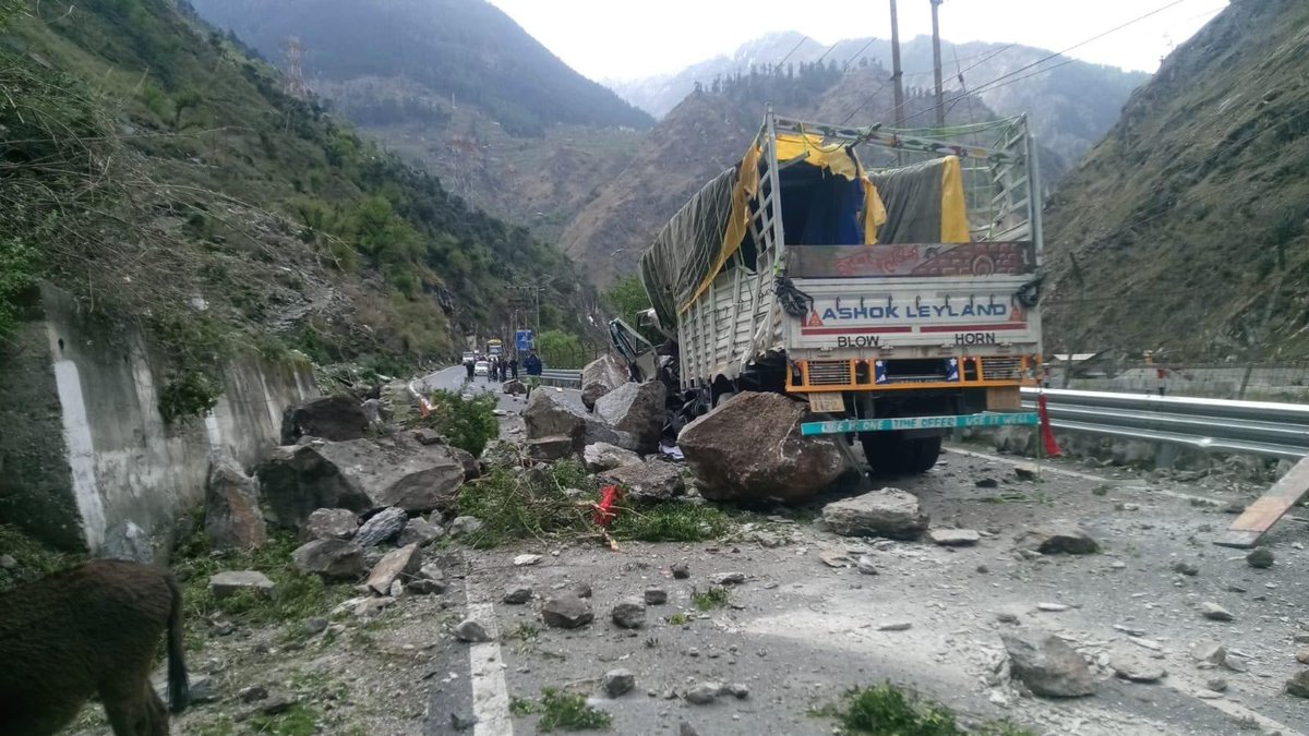 kyang_himalaya's tweet image. किन्नौर जिले के निचार ब्लॉक के अंतर्गत आने वाला परला काकस्थल पानवी की तरफ का क्षेत्र पर भूस्खलन हुआ है अभी थोड़ी देर पहले जिससे एनएच पुरी तरह से बंद हो गया है।
#kinnaur
