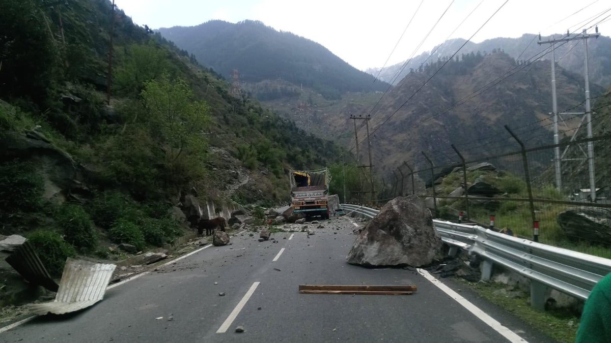 kyang_himalaya's tweet image. किन्नौर जिले के निचार ब्लॉक के अंतर्गत आने वाला परला काकस्थल पानवी की तरफ का क्षेत्र पर भूस्खलन हुआ है अभी थोड़ी देर पहले जिससे एनएच पुरी तरह से बंद हो गया है।
#kinnaur