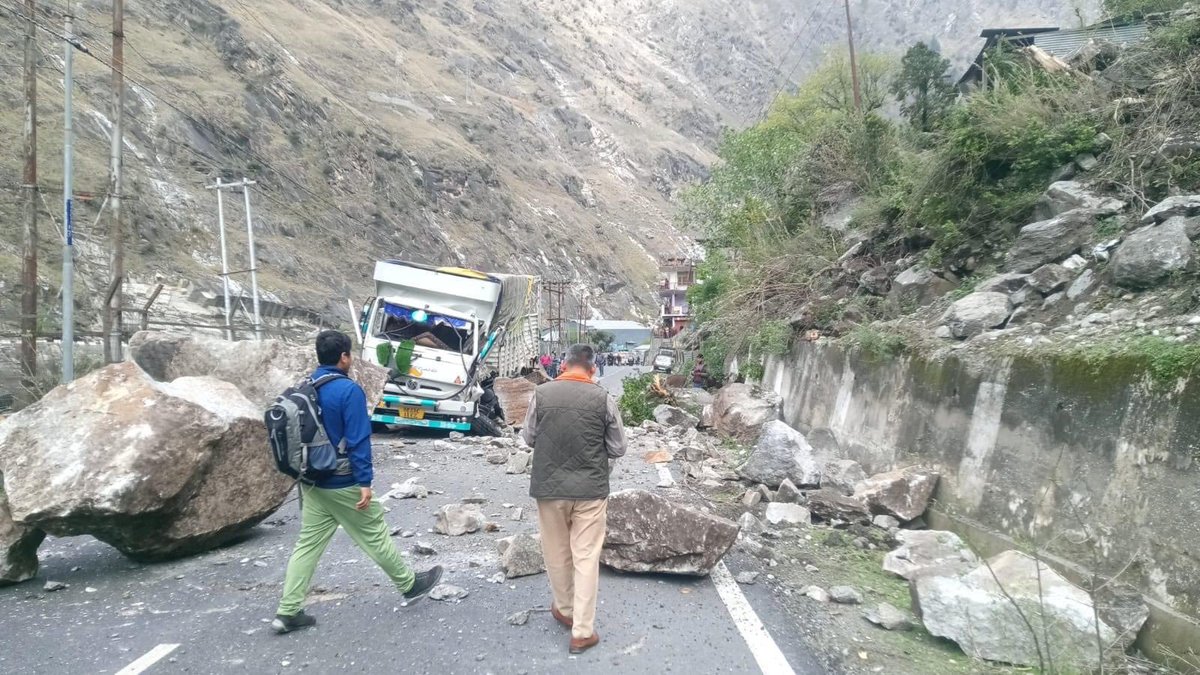 kyang_himalaya's tweet image. किन्नौर जिले के निचार ब्लॉक के अंतर्गत आने वाला परला काकस्थल पानवी की तरफ का क्षेत्र पर भूस्खलन हुआ है अभी थोड़ी देर पहले जिससे एनएच पुरी तरह से बंद हो गया है।
#kinnaur