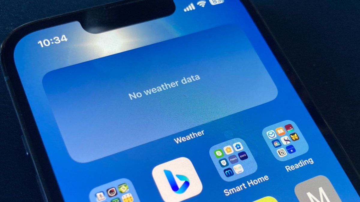 appleinsider's tweet photo. Users of Apple's Weather app around the world have periodically been getting blank screens as no data is available. https://t.co/9K5UrGIXNX https://t.co/oG30ZZsv70