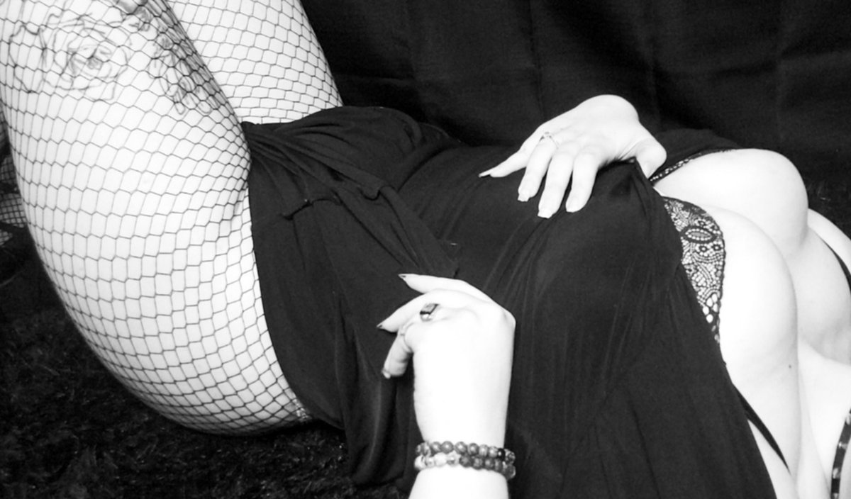 GBrat97's tweet photo. https://t.co/2SJkPHRLhU For Leg Lovers #photography #gothgirl #leglovers #tattoos #fishnets #platforms #tease #risque https://t.co/JMH8TD6XMc