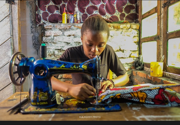 Kulikoart dans la  formation de coupe et couture de jeunes filles #apprenons <a href="/KulikoArt/">KulikoArt</a> <a href="/ffcrdc/">Fonds pour les Femmes Congolaises - FFC</a>