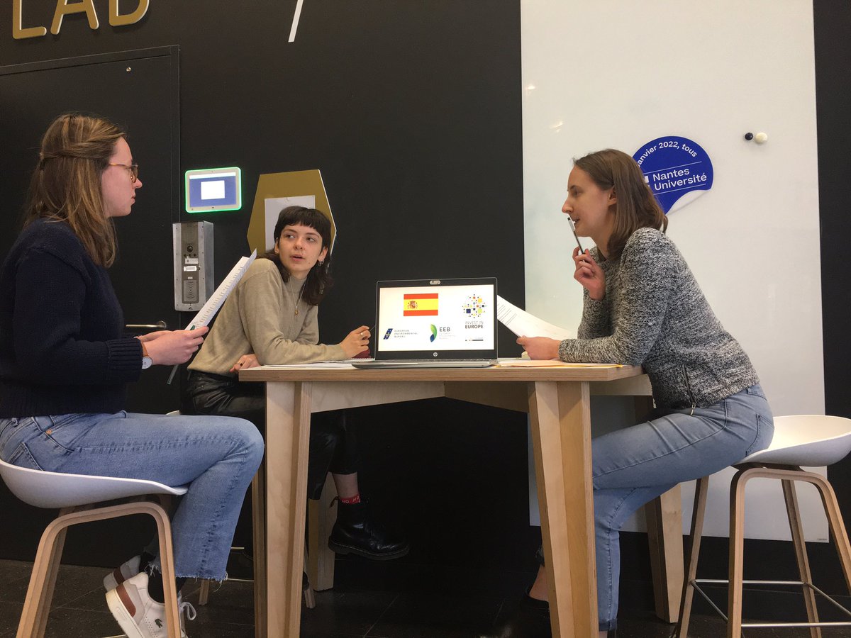 Simu2023_ESP's tweet photo. Échanges constructifs à l’occasion d’une rencontre informelle ce mardi, en présence des groupes d’intérêts @SimuPE_23_EEB et @PE2023BusEur
La délégation 🇪🇸 a pris en considération les différentes positions dans un objectif de préparation du #Trilogue prévu samedi. 
#SimuPE2023 https://t.co/xuCP5x1fuK