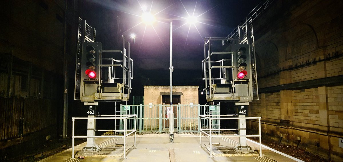 Super ‘sub’ <a href="/SignaloftheDay/">Signal of the Day 🚦🚥🚂</a> symmetry, <a href="/NetworkRailSCOT/">Network Rail Scotland</a> Edinburgh Waverley.
Credit: Ross Clark <a href="/1701aStarship/">NCC-1701-A Starship 🏴󠁧󠁢󠁳󠁣󠁴󠁿🚄</a>

#RailwaySymmetry #Symmetry #NetworkRail #EdinburghWaverley #Signal #SignalOfTheDay