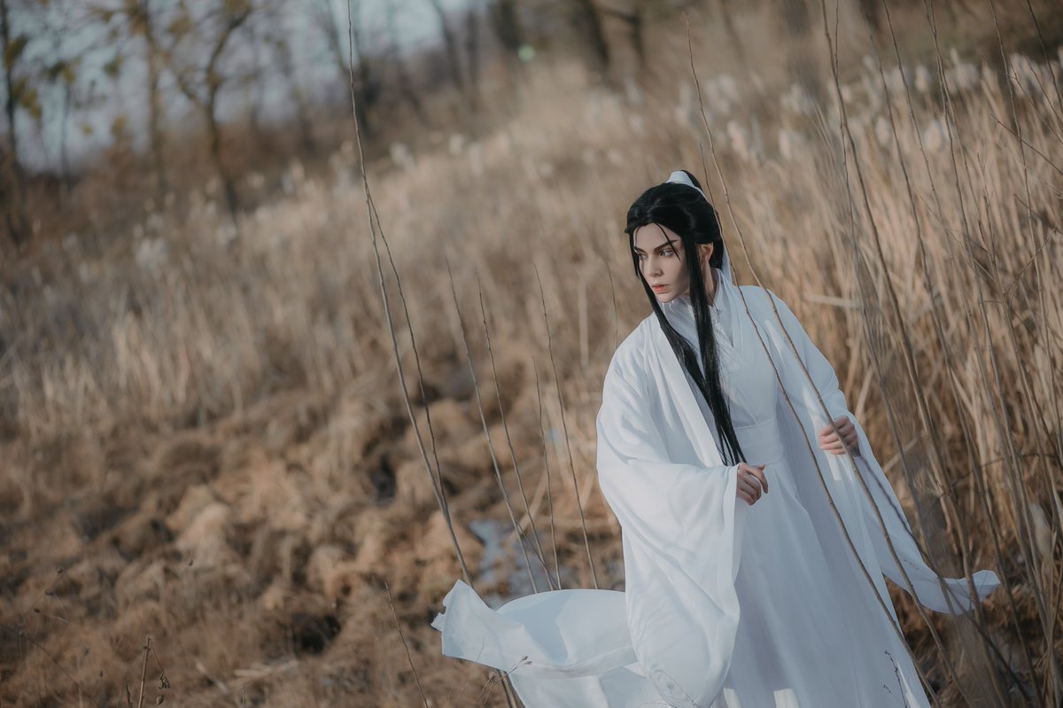 _hella_real's tweet image. "where the teacher was, a fire burned.
 where Chu Wanning was, it was light."

Pt.2
Photo by gorgeous 🙏🏻 @TreeMasala
Costume, wig by ✨ @_Helg_
Special thanks to 🤍 @lery_days
#erha #2ha #huskyandhiswhitecatshizun #Chuwanning #immortality