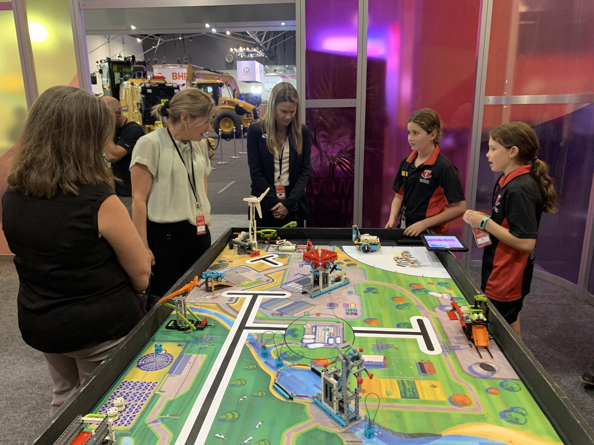 Great to see our DG visit Bunbury PS in the Cube. #RTSPerth <a href="/FrancaDillon/">Franca Dillon</a> <a href="/WA_Edu_News/">WA Education News</a>