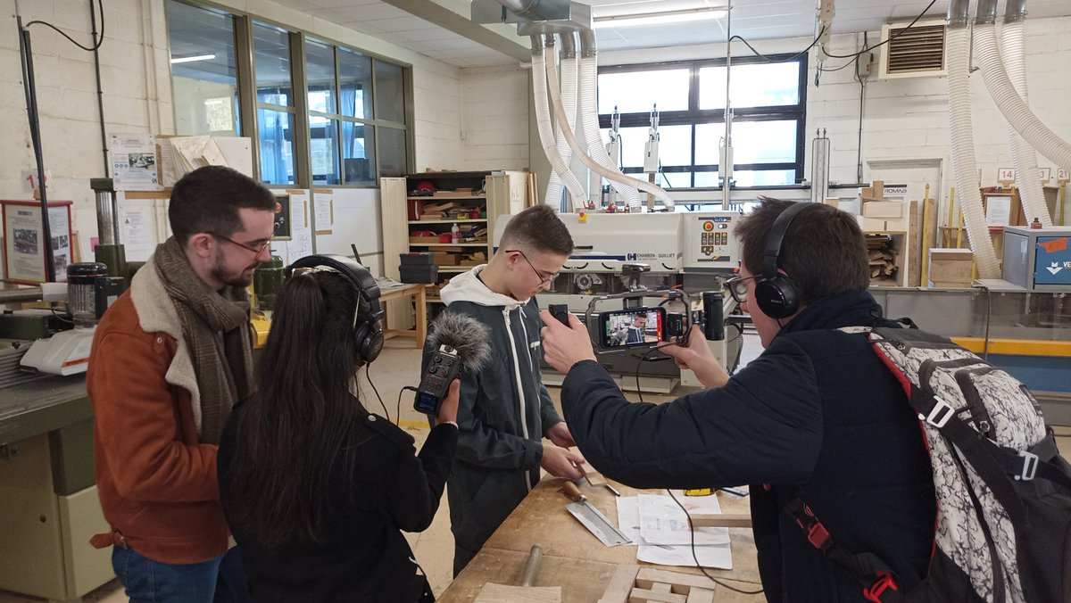 ClemiAmiens's tweet photo. Co-organisée avec l'@Arcom_Paris et @Arcom_Lille, journée autour de la webradio au LP Rimbaud de #Ribecourt avec itw, reportage, débats et ateliers. Les filières bois, MRC, SN et les 3e prépa métiers en action #40ansclemi @acamiens @LeCLEMI #educmediasinfo https://t.co/0u63QcXX88
