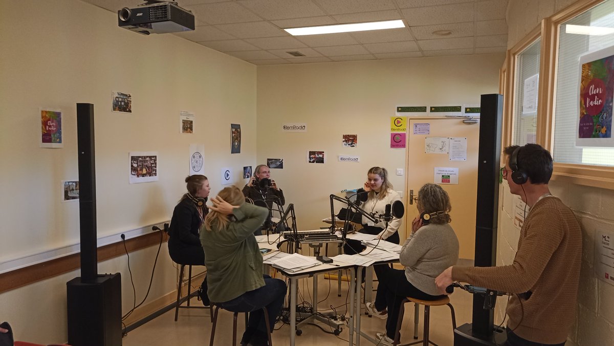 ClemiAmiens's tweet photo. Co-organisée avec l'@Arcom_Paris et @Arcom_Lille, journée autour de la webradio au LP Rimbaud de #Ribecourt avec itw, reportage, débats et ateliers. Les filières bois, MRC, SN et les 3e prépa métiers en action #40ansclemi @acamiens @LeCLEMI #educmediasinfo https://t.co/0u63QcXX88