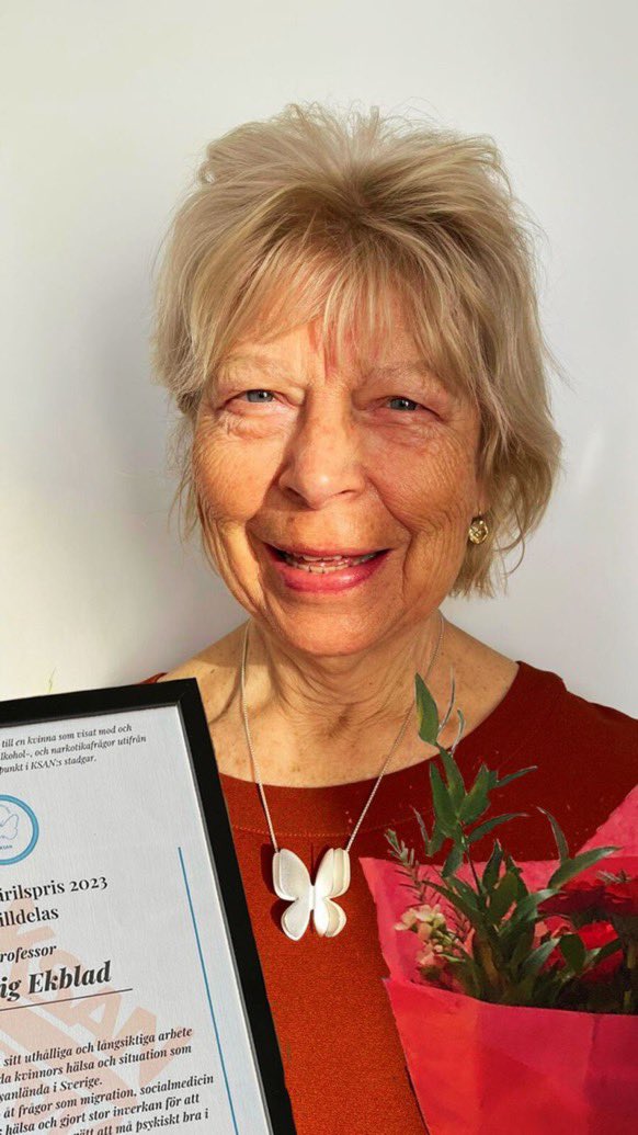 KSAN gratulerar Professor Solvig Ekblad till årets Fjärilspris! 🦋

KSAN delar årligen ut Fjärilspriset till en kvinna som visat mod och engagemang i kvinnors hälsa, alkohol-, och narkotikafrågor utifrån ett kvinnoperspektiv.
#solvigekblad #hälsa #migration #kvinnoforskning
