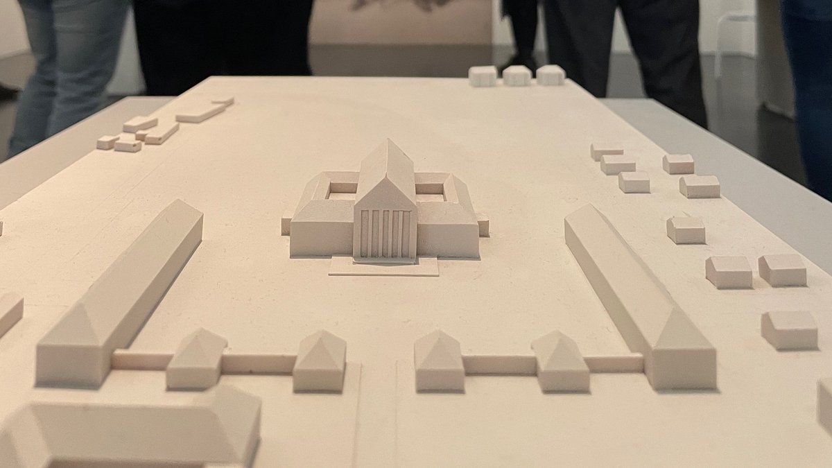 isgv_dd's tweet photo. Heute wurde es mal wieder Zeit für einen #ISGV-Ausflug. Danke für die interessanten Einblicke in die aktuelle Sonderausstellung zum berühmten Architekten Heinrich #Tessenow im #Stadtmuseum @stadt_dresden. Unbedingt hin da noch bis 29.5.! https://t.co/RUrvMRggww
