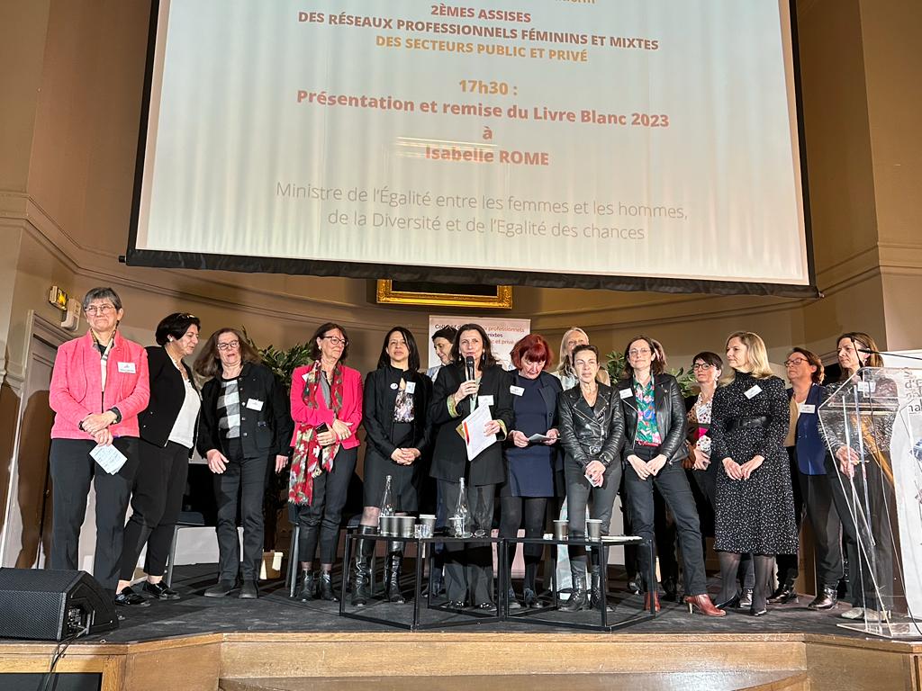 2gapF's tweet photo. Remise du Livre blanc 2023 de #2GAP aux #Assises des #réseaux professionnels féminins à @RomeIsabelle. Travail unique en son genre, issu des observations de terrain de nos 75 réseaux. Propositions clés en main pour les entreprises et les pouvoirs publics. https://t.co/1OLvYjwnEc