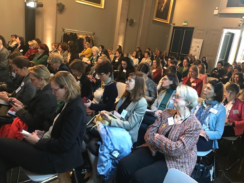 2gapF's tweet photo. Remise du Livre blanc 2023 de #2GAP aux #Assises des #réseaux professionnels féminins à @RomeIsabelle. Travail unique en son genre, issu des observations de terrain de nos 75 réseaux. Propositions clés en main pour les entreprises et les pouvoirs publics. https://t.co/1OLvYjwnEc