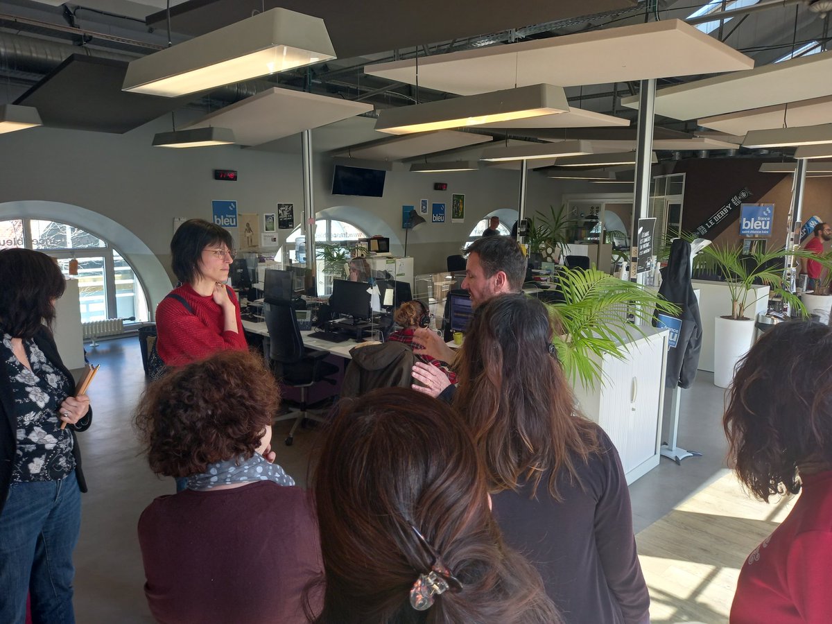 Merci à @bleustetienne et à <a href="/HChabbal/">Hervé Chabbal</a> d'avoir accueilli les #profsdoc du bassin stéphanois de <a href="/academielyon/">Académie de Lyon</a>. Les visites médias et les rencontres avec les professionnels, toujours un levier efficace pour l' #ÉducMédiasInfo