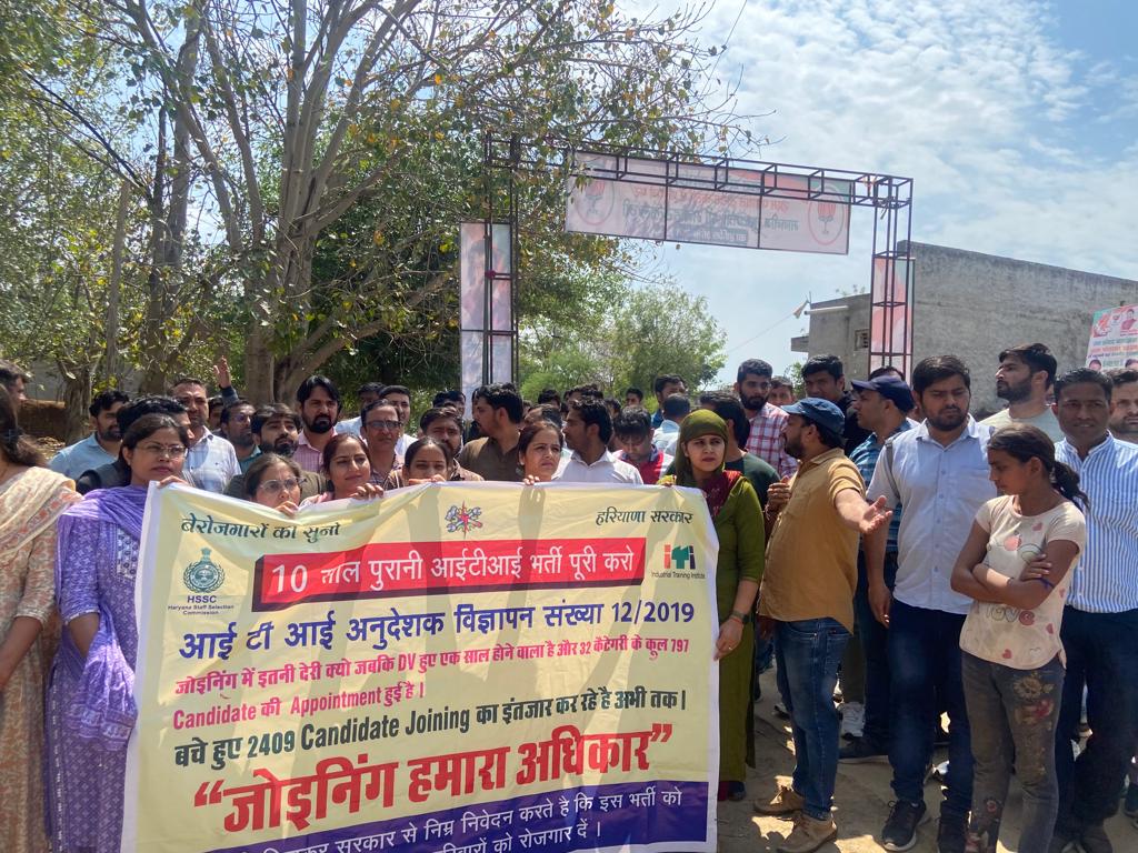 KhushanJat's tweet photo. @mlkhattar माननीय श्रीमान जी आपने जिस तरह पुलिस भर्ती  करवायी है. उसी तरह से iti अनुदेशक भर्ती 12/ 2019 को भी पूरा करवाइये| आपसे पुनः अनुरोध है कि आपका साथ रहेगा तो हमारा विकास निश्चित है । 3206 परिवारों का साथ आपके साथ हैं 🙏🏻🙏🏻🙏🏻🙏🏻 https://t.co/Y95BUtxyXZ