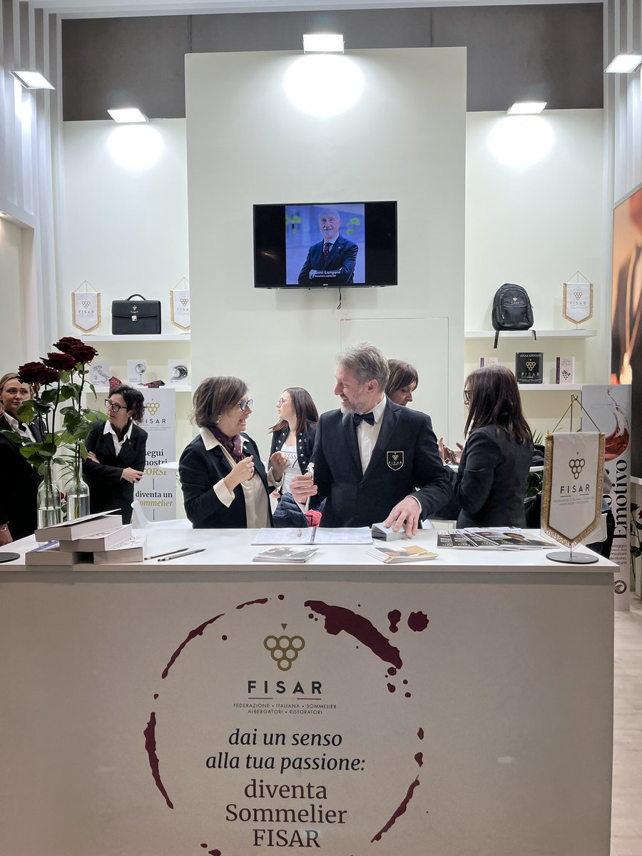 SommelierAcadem's tweet photo. Siamo al #Vinitaly padiglione 6 stand E1 con @FISARNazionale e i migliori vini del mondo! 🇮🇹🍷

#Vinitaly2023 #FISAR #SommelierAcademy #Italy #Wine https://t.co/lj4Wc9qRF8