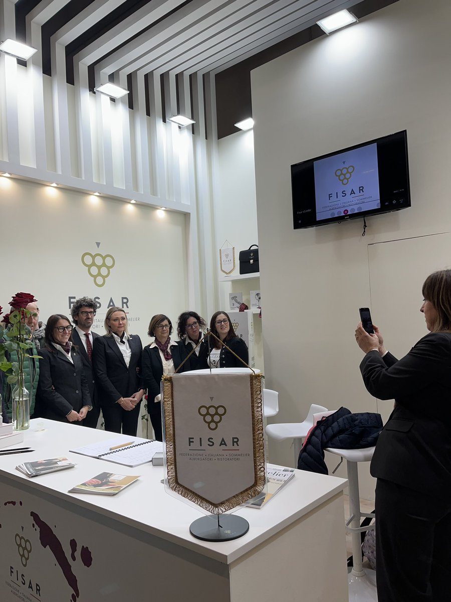 SommelierAcadem's tweet photo. Siamo al #Vinitaly padiglione 6 stand E1 con @FISARNazionale e i migliori vini del mondo! 🇮🇹🍷

#Vinitaly2023 #FISAR #SommelierAcademy #Italy #Wine https://t.co/lj4Wc9qRF8
