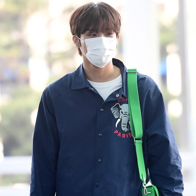 kenzo's tweet photo. Singer #JEONGWOO from #TREASURE wore at the ICN airport the Elephant coach jacket from KENZO Spring-Summer 2023 by @nigoldeneye.

#KENZONIGO #KENZOFamily https://t.co/UIYfcS3N7O