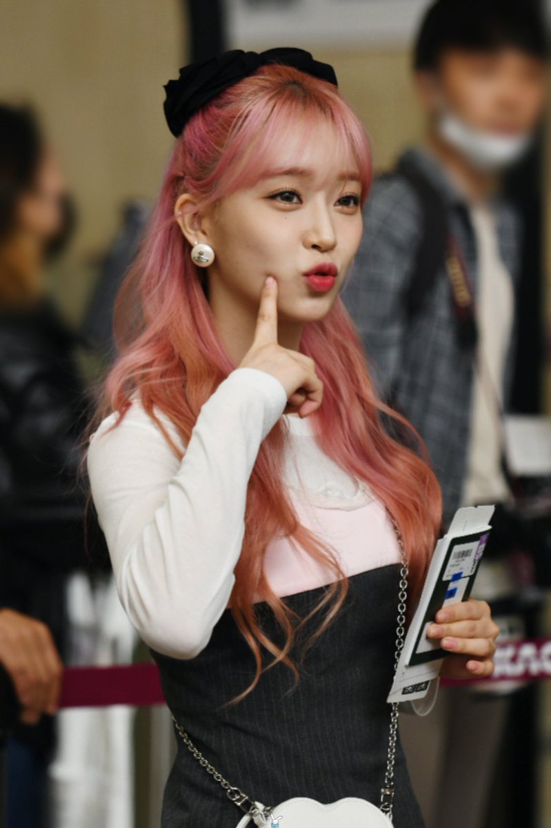MINIstory_0313's tweet photo. 230304 GMP 출국 프리뷰 

👋

#수민 #스테이씨 #STAYC #SUMIN https://t.co/UGEIFqWCGA